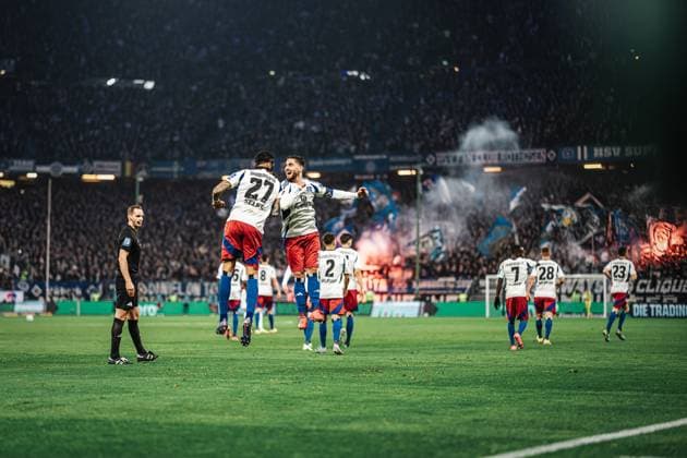 Fußball Männer Saison 2024 2025 2. Fußball-Bundesliga 23. Spieltag Hamburger SV vs. 1. FC Kaiserslautern 21.02.2025 Davie Selke ( 27, HSV) links schießt das zweite Tor und springt zu Ludovit Reis ( 14, HSV) Hamburg Volksparkstadion Hamburg Deutschland