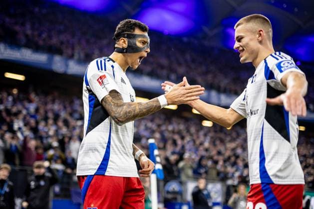 Hamburg, 21. Februar 2025 - Fußball, 2. Bundesliga 2024 25, Hamburger SV - 1. FC Kaiserslautern: Davie Selke (Hamburger SV, 27) und Miro Muheim (Hamburger SV, 28) bejubeln Treffer zum 2:0 DFL REGULATIONS PROHIBIT ANY USE OF PHOTOGRAPHS AS IMAGE SEQUENCES AND OR QUASI-VIDEO.