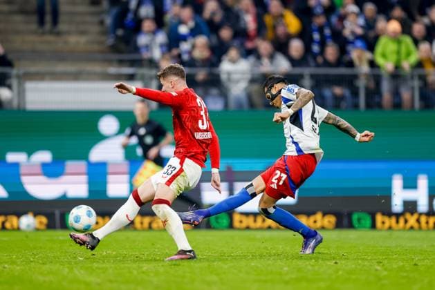 Hamburg, 21. Februar 2025 - Fußball, 2. Bundesliga 2024 25, Hamburger SV - 1. FC Kaiserslautern: Davie Selke (Hamburger SV, 27) trifft zum 2:0 DFL REGULATIONS PROHIBIT ANY USE OF PHOTOGRAPHS AS IMAGE SEQUENCES AND OR QUASI-VIDEO.