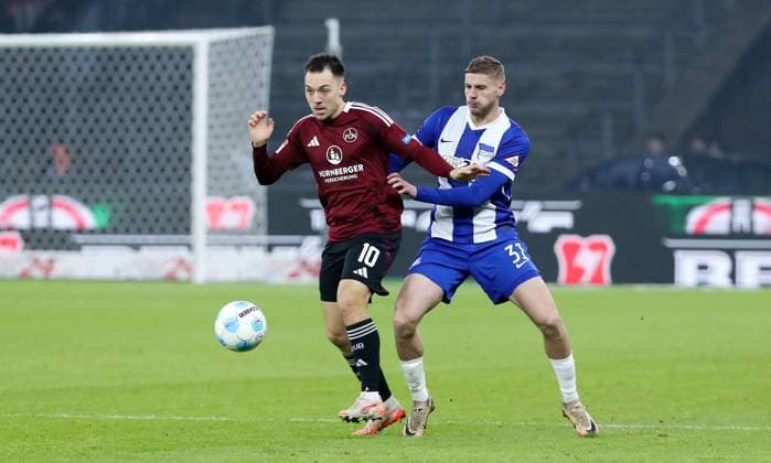 Julian Justvan am Ball, Marton Dardai Zweikampf Spielszene Aktion Fußball Fussball DFL 2.Bundesliga Herren 23. Spieltag Saison 2024 2025 21.02.2025 Hertha BSC Berlin vs. 1.FC Nürnberg FCN DFL regulations prohibit any use of photographs as image sequences and or quasi-video