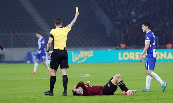 Schiedsrichter Harm Osmers gelbe Karte für Ibrahim Maza Fußball Fussball DFL 2.Bundesliga Herren 23. Spieltag Saison 2024 2025 21.02.2025 Hertha BSC Berlin vs. 1.FC Nürnberg FCN DFL regulations prohibit any use of photographs as image sequences and or quasi-video