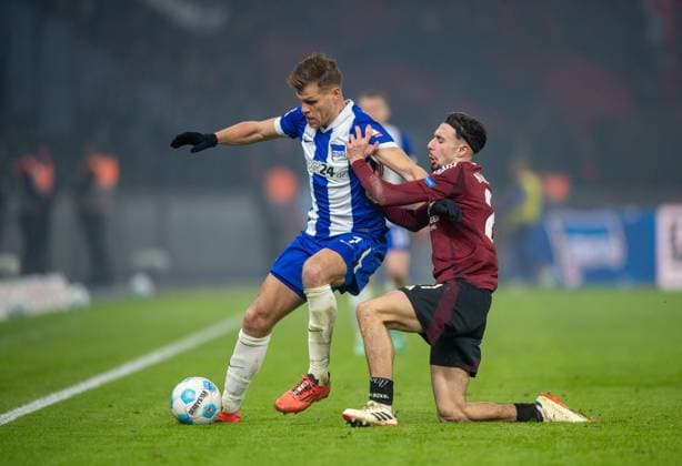 Fussball, Herren, Saison 2024 2025, 2. Bundesliga (23. Spieltag), Hertha BSC - 1. FC Nürnberg, v.l. Florian Niederlechner (Hertha BSC), Berkay Yilmaz (Nürnberg), 21.02. 2025,