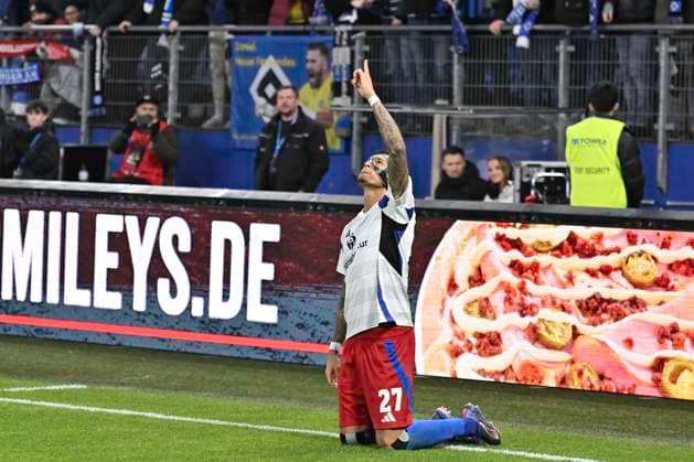GER; 2. FBL,, Hamburger SV vs 1.FC Kaiserslautern 21.02.2025, Volksparkstadion, Hamburg, GER; 2. FBL, Hamburger SV vs 1.FC Kaiserslautern im Bild Davie Selke (Hamburg 27) schiesst das Tor zum 2-0 fuer Hamburg und jubelt zum Himmel