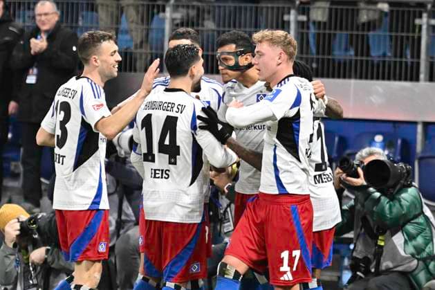 GER; 2. FBL,, Hamburger SV vs 1.FC Kaiserslautern 21.02.2025, Volksparkstadion, Hamburg, GER; 2. FBL, Hamburger SV vs 1.FC Kaiserslautern im Bild Davie Selke (Hamburg 27) schiesst das Tor zum 2-0 fuer Hamburg und jubelt mit der Mannschaft