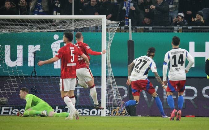 21.02.2025, xmohx, Fussball 2.Bundesliga, Hamburger SV - 1.FC Kaiserslautern v.l. Julian Krahl (1. FC Kaiserslautern), Davie Selke (Hamburger SV) Goal scored, erzielt das Tor zum 2:0 (DFL DFB REGULATIONS PROHIBIT ANY USE OF PHOTOGRAPHS as IMAGE SEQUENCES and or QUASI-VIDEO) Hamburg