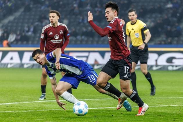 Berlin, 21.02.2025, Fussball, 2.Bundesliga, 23. Spieltag, Hertha BSC - 1. FC Nuernberg, Olympiastadion. Berlins Ibrahim Maza (l) kaempft gegen Jens Castrop von FC Nuernberg um den Ball. DFL regulations and DFB regulations prohibit any use of photographs as image sequences and or quasi-video, Foto: Andreas Gora Hertha BSC - 1. FC Nuernberg