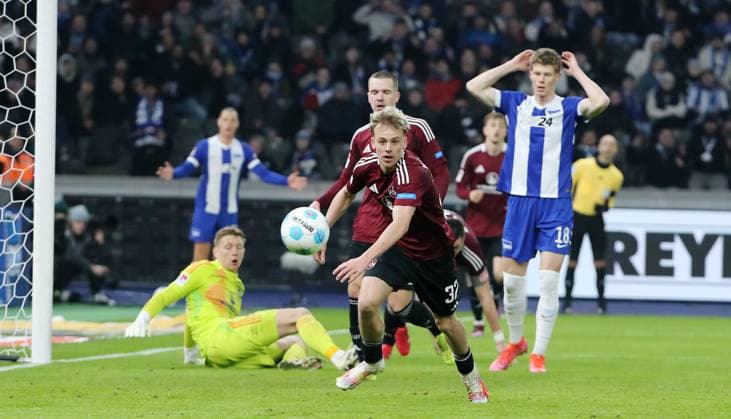 Derry Scherhant, Torwart Jan Reichert verpasst den Ball, Luca Schuler, Tim Janisch Zweikampf Spielszene Aktion Fußball Fussball DFL 2.Bundesliga Herren 23. Spieltag Saison 2024 2025 21.02.2025 Hertha BSC Berlin vs. 1.FC Nürnberg FCN DFL regulations prohibit any use of photographs as image sequences and or quasi-video