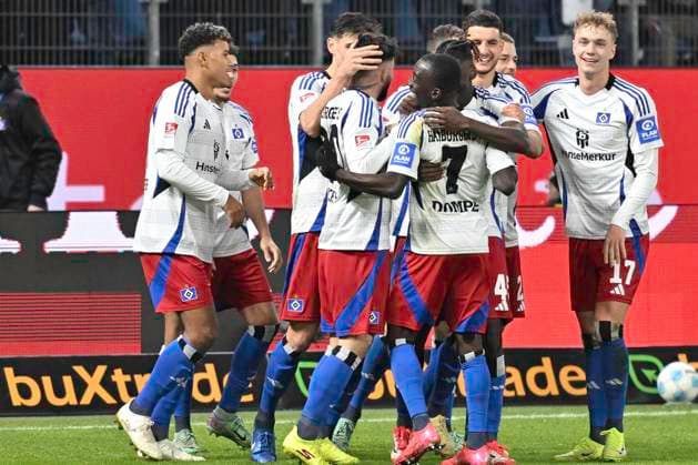 GER; 2. FBL,, Hamburger SV vs 1.FC Kaiserslautern 21.02.2025, Volksparkstadion, Hamburg, GER; 2. FBL, Hamburger SV vs 1.FC Kaiserslautern im Bild Fabio Balde (Hamburg 45) schiesst das Tor zum 3-0 fuer Hamburg vorbei an Torhueter Julian Krahl (Kaiserslautern 01) und jubelt mit der Mannschaft nordphotoxGmbH xWitke nph00002