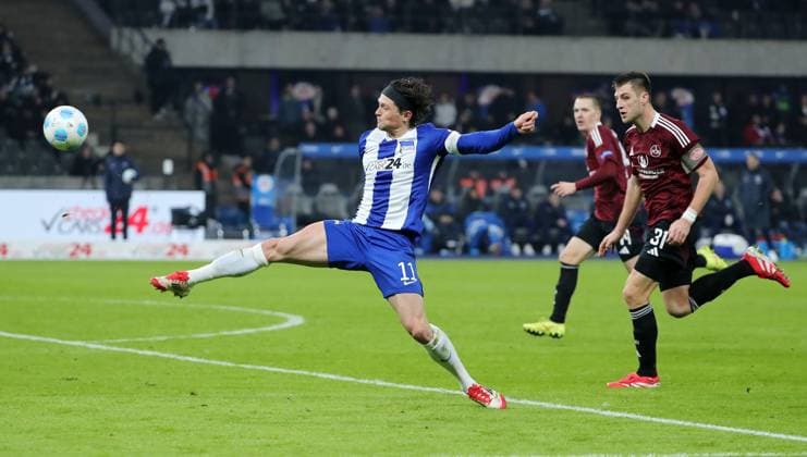 Fabian Reese lupft den Ball, Robin Knoche Zweikampf Spielszene Aktion Fußball Fussball DFL 2.Bundesliga Herren 23. Spieltag Saison 2024 2025 21.02.2025 Hertha BSC Berlin vs. 1.FC Nürnberg FCN DFL regulations prohibit any use of photographs as image sequences and or quasi-video