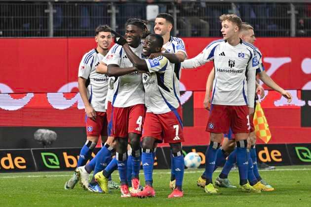 GER; 2. FBL,, Hamburger SV vs 1.FC Kaiserslautern 21.02.2025, Volksparkstadion, Hamburg, GER; 2. FBL, Hamburger SV vs 1.FC Kaiserslautern im Bild Fabio Balde (Hamburg 45) schiesst das Tor zum 3-0 fuer Hamburg vorbei an Torhueter Julian Krahl (Kaiserslautern 01) und jubelt mit der Mannschaft