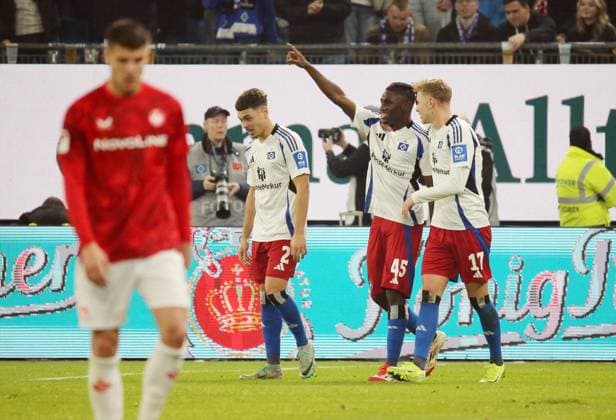21.02.2025, xmohx, Fussball 2.Bundesliga, Hamburger SV - 1.FC Kaiserslautern v.l. William Mickelbrencis (Hamburger SV), Fabio Balde (Hamburger SV), Adam Karabec (Hamburger SV) celebrate the goal, Der Torjubel zum 3:0 (DFL DFB REGULATIONS PROHIBIT ANY USE OF PHOTOGRAPHS as IMAGE SEQUENCES and or QUASI-VIDEO) Hamburg