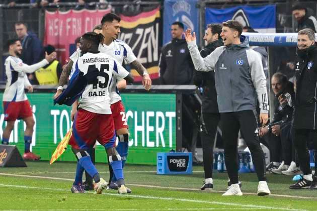 GER; 2. FBL,, Hamburger SV vs 1.FC Kaiserslautern 21.02.2025, Volksparkstadion, Hamburg, GER; 2. FBL, Hamburger SV vs 1.FC Kaiserslautern im Bild Fabio Balde (Hamburg 45) schiesst das Tor zum 3-0 fuer Hamburg vorbei an Torhueter Julian Krahl (Kaiserslautern 01) und jubelt mit Davie Selke (Hamburg 27)