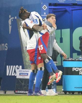 21.02.2025, xmohx, Fussball 2.Bundesliga, Hamburger SV - 1.FC Kaiserslautern v.l. Davie Selke (Hamburger SV), Fabio Balde (Hamburger SV) celebrate the goal, Der Torjubel zum , Co-Trainer Loic Fave (Hamburger SV) (DFL DFB REGULATIONS PROHIBIT ANY USE OF PHOTOGRAPHS as IMAGE SEQUENCES and or QUASI-VIDEO) Hamburg