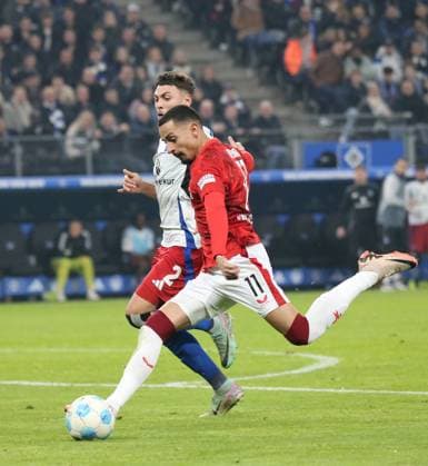 21.02.2025, xmohx, Fussball 2.Bundesliga, Hamburger SV - 1.FC Kaiserslautern v.l. William Mickelbrencis (Hamburger SV), Kevin Prince Redondo (1. FC Kaiserslautern) (DFL DFB REGULATIONS PROHIBIT ANY USE OF PHOTOGRAPHS as IMAGE SEQUENCES and or QUASI-VIDEO) Hamburg