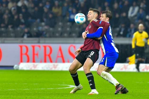 Fussball 2.Bundesliga, Hertha BSC Berlin - 1.FC Nürnberg 21.02.2025, xdanx, Fussball 2.Bundesliga, Hertha BSC Berlin - 1.FC Nürnberg v.l. Stefanos Tzimas (1.FC Nuernberg 9),Pascal Klemens (Hertha BSC 41) Zweikampf, Duell, Kampf, tackle (DFL DFB REGULATIONS PROHIBIT ANY USE OF PHOTOGRAPHS as IMAGE SEQUENCES and or QUASI-VIDEO) Daniel Lakomski Mix1 Berlin Olympiastadion Berlin Deutschland (DEU)