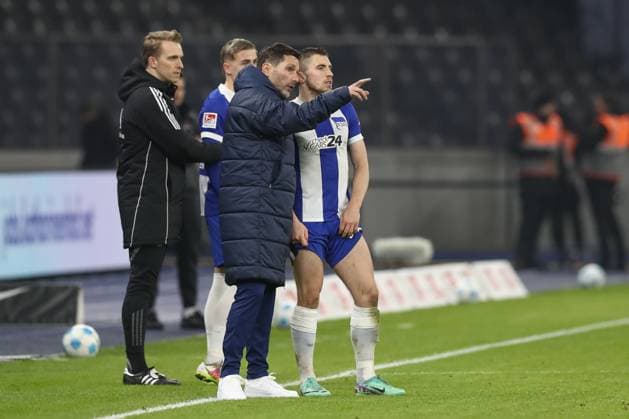 21.02.2025, xtgx, Fussball - 2.Bundesliga, Hertha BSC Berlin - 1.FC Nuernberg emspor, v.l. Stefan Leitl (Hertha, Trainer) gibt Anweisungen, gestikuliert mit den Armen, gesticulate, gives instructions Jonjoe Kenny (Hertha, 16) (DFL DFB REGULATIONS PROHIBIT ANY USE OF PHOTOGRAPHS as IMAGE SEQUENCES and or QUASI-VIDEO) Berlin