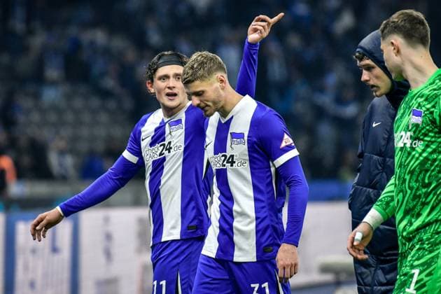 Fussball 2.Bundesliga, Hertha BSC Berlin - 1.FC Nürnberg 21.02.2025, xdanx, Fussball 2.Bundesliga, Hertha BSC Berlin - 1.FC Nürnberg v.l. Fabian Reese (Hertha BSC 11),Marton Dardai (Hertha BSC 31) enttaeuscht, schaut enttaeuscht, niedergeschlagen, disappointed (DFL DFB REGULATIONS PROHIBIT ANY USE OF PHOTOGRAPHS as IMAGE SEQUENCES and or QUASI-VIDEO) Daniel Lakomski Mix1 Berlin Olympiastadion Berlin Deutschland (DEU)