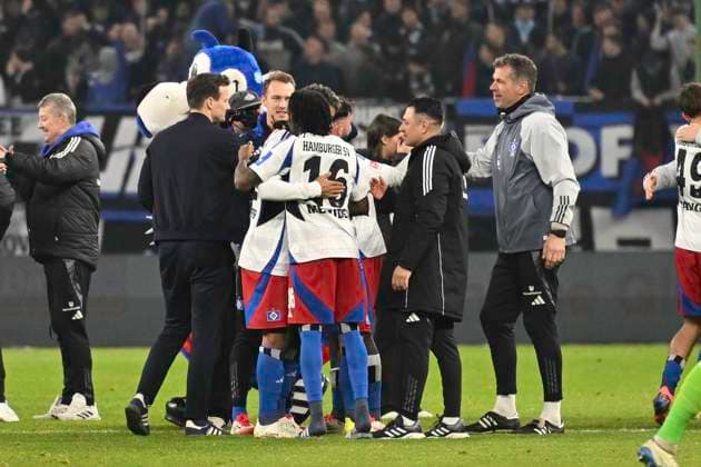 GER; 2. FBL,, Hamburger SV vs 1.FC Kaiserslautern 21.02.2025, Volksparkstadion, Hamburg, GER; 2. FBL, Hamburger SV vs 1.FC Kaiserslautern im Bild die Mannschaft des HSV jubelt ueber den Sieg