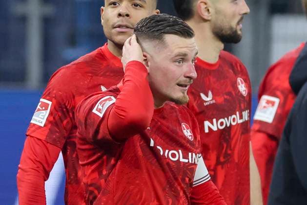 Marlon Ritter (1. FC Kaiserslautern) schaut enttaeuscht, 2. Bundesliga, Hamburger SV vs 1. FC Kaiserslautern, Volksparkstadion am 21. February 2025 in Hamburg, Deutschland. (Foto von Marco Steinbrenner DeFodi Images) Marlon Ritter (1. FC Kaiserslautern) looks dejected, 2. Bundesliga, Hamburger SV vs 1. FC Kaiserslautern, Volksparkstadion, February 21, 2025 in Hamburg, Germany. (Photo by Marco Steinbrenner DeFodi Images) DFB DFL REGULATIONS PROHIBIT ANY USE OF PHOTOGRAPHS AS IMAGE SEQUENCES AND OR QUASI-VIDEO.
