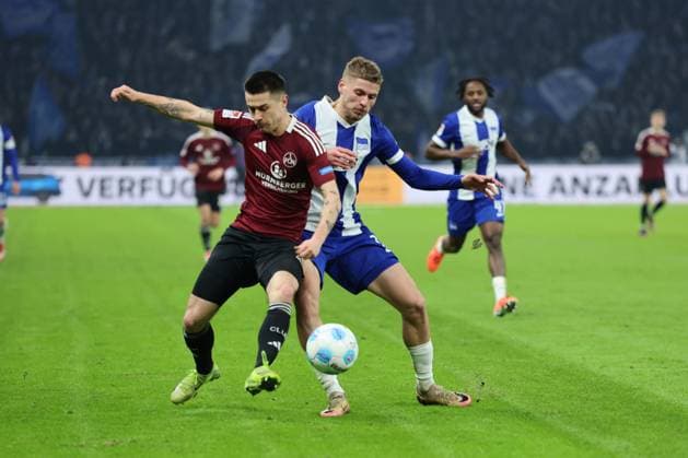 2. Fußball Bundesliga Hertha BSC - 1. FC Nürnberg Márton Dárdai (Hertha BSC Berlin 31) im Zweikampf mit Oliver Villadsen (Nürnberg 2), während der Begegnung in der 2. Fußball Bundesliga Hertha BSC - 1. FC Nürnberg in Berlin, Olympiastadion, am 21.02.2025. DFB regulations prohibit any use of photographs as image sequences and or quasi video.