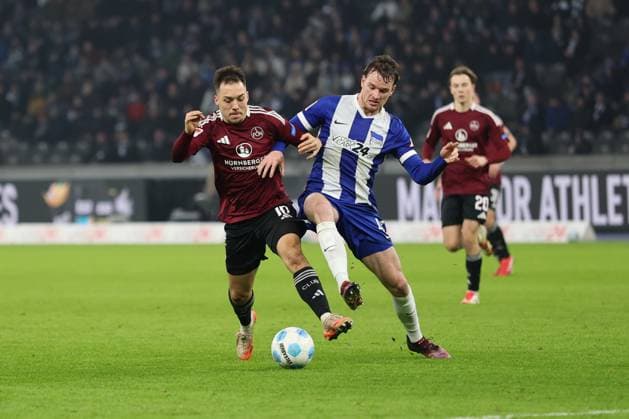 2. Fußball Bundesliga Hertha BSC - 1. FC Nürnberg Julian Justvan (Nürnberg 10) im Zweikampf mit Pascal Klemens (Hertha BSC Berlin 41), während der Begegnung in der 2. Fußball Bundesliga Hertha BSC - 1. FC Nürnberg in Berlin, Olympiastadion, am 21.02.2025. DFB regulations prohibit any use of photographs as image sequences and or quasi video.