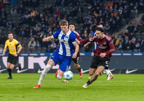 Fussball, Herren, Saison 2024 2025, 2. Bundesliga (23. Spieltag), Hertha BSC - 1. FC Nürnberg, v.l. Luca Schuler (Hertha BSC), Berkay Yilmaz (Nürnberg), 21.02. 2025,