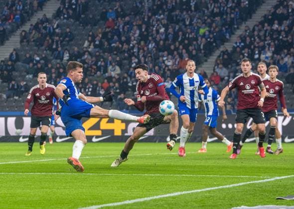 Fussball, Herren, Saison 2024 2025, 2. Bundesliga (23. Spieltag), Hertha BSC - 1. FC Nürnberg, v.l. Florian Niederlechner (Hertha BSC), Berkay Yilmaz (Nürnberg), 21.02. 2025,