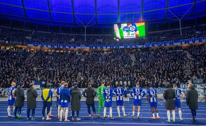 Fussball, Herren, Saison 2024 2025, 2. Bundesliga (23. Spieltag), Hertha BSC - 1. FC Nürnberg, Fans und Spieler von Hertha nach Abpfiff in der Ostkurve, 21.02. 2025,