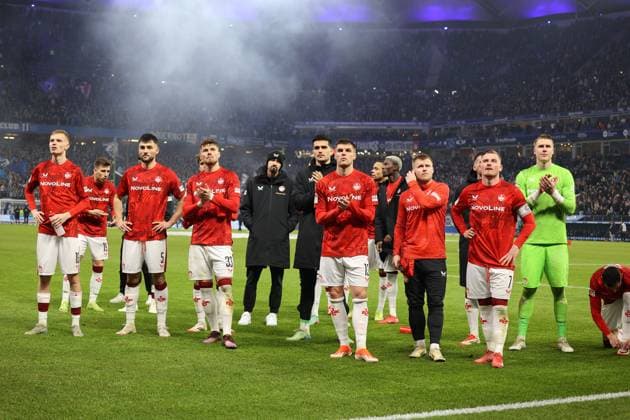 21.02.2025, xmohx, Fussball 2.Bundesliga, Hamburger SV - 1.FC Kaiserslautern v.l. Maximilian Bauer (1. FC Kaiserslautern), Jan Elvedi (1. FC Kaiserslautern), Erik Wekesser (1. FC Kaiserslautern) und Team bedankt bedanken sich bei den Fans enttaeuscht, enttaeuscht schauend, dissapointed (DFL DFB REGULATIONS PROHIBIT ANY USE OF PHOTOGRAPHS as IMAGE SEQUENCES and or QUASI-VIDEO) Hamburg