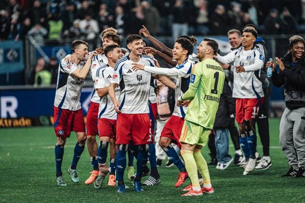 Fußball Männer Saison 2024 2025 2. Fußball-Bundesliga 23. Spieltag Hamburger SV vs. 1. FC Kaiserslautern 21.02.2025 HSV feiert den Sieg, in der Mitte Dennis Hadzikadunic ( 5, HSV) und Alexander Rossing-Lelesiit ( 38, HSV) Hamburg Volksparkstadion Hamburg Deutschland