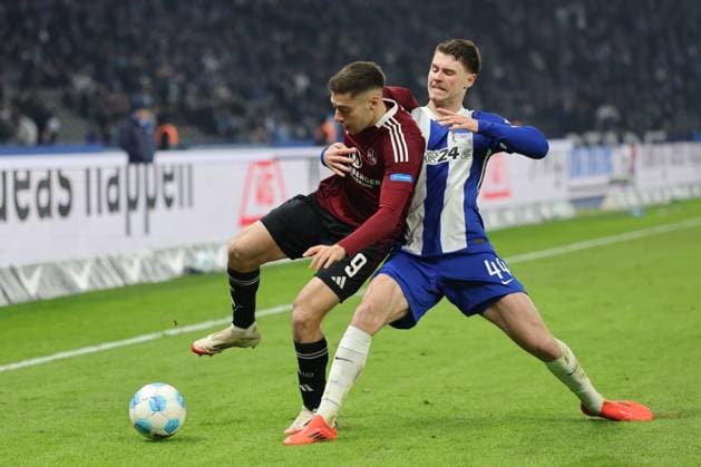 2. Fußball Bundesliga Hertha BSC - 1. FC Nürnberg Linus Gechter (Hertha BSC Berlin 44) im Zweikampf mit Stefanos Tzimas (Nürnberg 9), während der Begegnung in der 2. Fußball Bundesliga Hertha BSC - 1. FC Nürnberg in Berlin, Olympiastadion, am 21.02.2025. DFB regulations prohibit any use of photographs as image sequences and or quasi video.