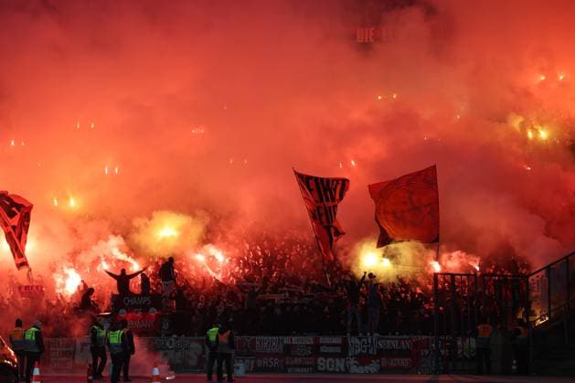 2. Fußball Bundesliga Hertha BSC - 1. FC Nürnberg Bengalos, Feuer, Fans des 1. FC Nürnberg zünden Bengalos, während der Begegnung in der 2. Fußball Bundesliga Hertha BSC - 1. FC Nürnberg in Berlin, Olympiastadion, am 21.02.2025. DFB regulations prohibit any use of photographs as image sequences and or quasi video.
