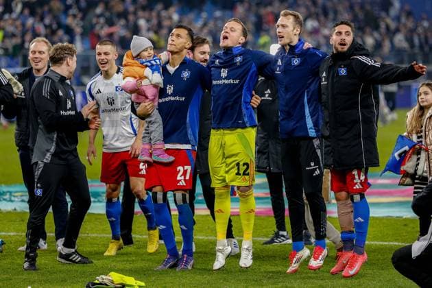 Schlussjubel der Mannschaft Davie Selke Mickel Tom Schonlau Sebastian Ludovit Reis ( HSV ) Deutschland , Hamburg , Volksparkstadion , Fussball , 2 . Bundesliga , Hamburger SV - 1 FC Kaiserslautern