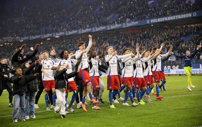 Foto : La-Ola Welle nach dem Schlusspfiff , und Jubel bei den HSV - Spielern Fussball 2. Bundesliga am Fr. 21.02.2025 Hamburger SV - 1. FC Kaiserslautern 3 - 0