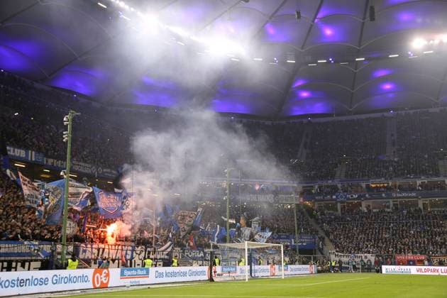 Foto : die Fans des HSV heizten die Stimmung an und feierten den Sieg mit zahlreichem Feuerwerk Fussball 2. Bundesliga am Fr. 21.02.2025 Hamburger SV - 1. FC Kaiserslautern 3 - 0