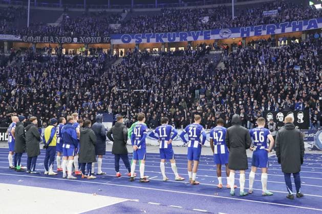 21.02.2025, xtgx, Fussball - 2.Bundesliga, Hertha BSC Berlin - 1.FC Nuernberg emspor, v.l. Hertha BSC Spieler vor der Ostkurve DFL DFB REGULATIONS PROHIBIT ANY USE OF PHOTOGRAPHS as IMAGE SEQUENCES and or QUASI-VIDEO) Berlin