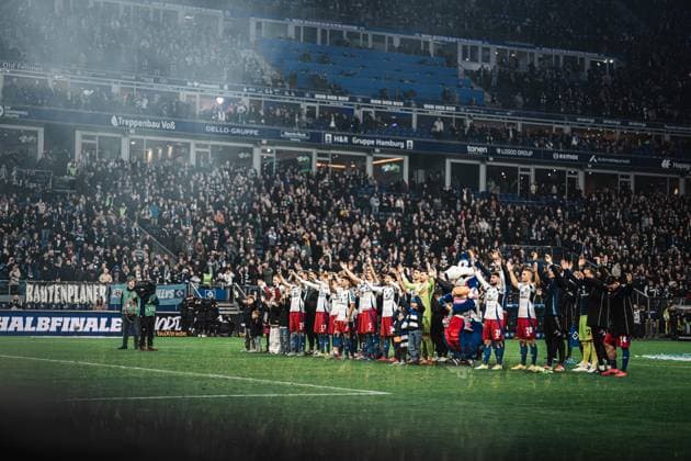 Fußball Männer Saison 2024 2025 2. Fußball-Bundesliga 23. Spieltag Hamburger SV vs. 1. FC Kaiserslautern 21.02.2025 Der HSV feiert den Sieg mit den Fans Hamburg Volksparkstadion Hamburg Deutschland
