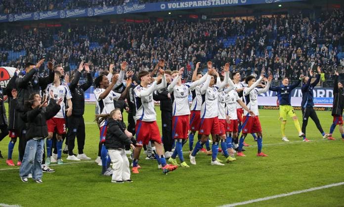 21.02.2025, xmohx, Fussball 2.Bundesliga, Hamburger SV - 1.FC Kaiserslautern v.l. Davie Selke (Hamburger SV), Daniel Heuer Fernandes (Hamburger SV) und Team bedankt bedanken sich bei den Fans (DFL DFB REGULATIONS PROHIBIT ANY USE OF PHOTOGRAPHS as IMAGE SEQUENCES and or QUASI-VIDEO) Hamburg