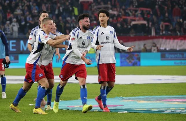 21.02.2025, xmohx, Fussball 2.Bundesliga, Hamburger SV - 1.FC Kaiserslautern v.l. HSV Spieler jubeln jubelt nach Spielende celebrate at the end of the match. bedankt bedanken sich bei den Fans (DFL DFB REGULATIONS PROHIBIT ANY USE OF PHOTOGRAPHS as IMAGE SEQUENCES and or QUASI-VIDEO) Hamburg