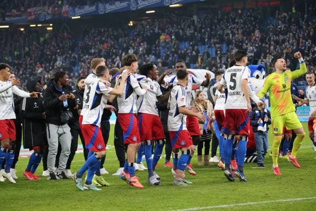 21.02.2025, xmohx, Fussball 2.Bundesliga, Hamburger SV - 1.FC Kaiserslautern v.l. HSV Spieler jubeln jubelt nach Spielende celebrate at the end of the match. bedankt bedanken sich bei den Fans (DFL DFB REGULATIONS PROHIBIT ANY USE OF PHOTOGRAPHS as IMAGE SEQUENCES and or QUASI-VIDEO) Hamburg