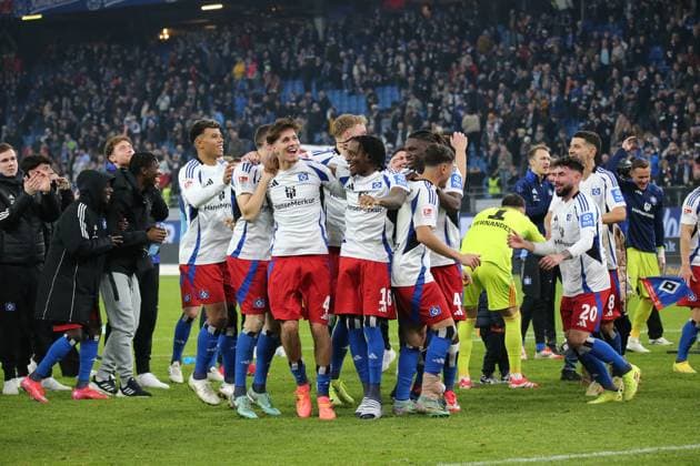 21.02.2025, xmohx, Fussball 2.Bundesliga, Hamburger SV - 1.FC Kaiserslautern v.l. HSV Spieler jubeln jubelt nach Spielende celebrate at the end of the match. bedankt bedanken sich bei den Fans (DFL DFB REGULATIONS PROHIBIT ANY USE OF PHOTOGRAPHS as IMAGE SEQUENCES and or QUASI-VIDEO) Hamburg