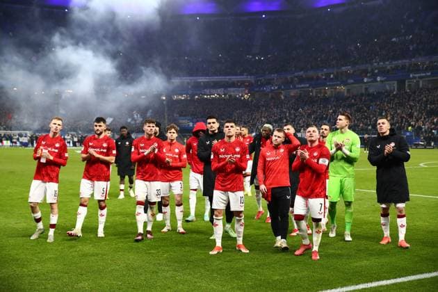 21.02.2025, xmohx, Fussball 2.Bundesliga, Hamburger SV - 1.FC Kaiserslautern v.l. Erik Wekesser (1. FC Kaiserslautern) und Team end bedankt bedanken sich bei den Fans (DFL DFB REGULATIONS PROHIBIT ANY USE OF PHOTOGRAPHS as IMAGE SEQUENCES and or QUASI-VIDEO) Hamburg