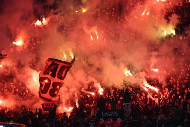 2. Fußball Bundesliga Hertha BSC - 1. FC Nürnberg Bengalos, Feuer, Fans des 1. FC Nürnberg zünden Bengalos, während der Begegnung in der 2. Fußball Bundesliga Hertha BSC - 1. FC Nürnberg in Berlin, Olympiastadion, am 21.02.2025. DFB regulations prohibit any use of photographs as image sequences and or quasi video.