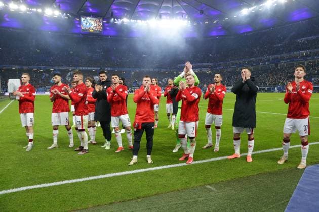 GER,Hamburg, HSV , 2. Bundesliga , Fussball, DFB, Hamburger SV vs 1. FC Kaiserslautern , im Hamburger Volksparkstadion , 21.02.2025 , v.l. 1. FC Kaiserslautern bedanken sich bei ihren Fans nach dem Spiel gegen dem HSV DFL regulations prohibit any use of photographs as image sequences and or quasi-video.