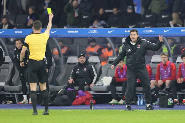 Sport Bilder des Tages 2. Fußball Bundesliga Hertha BSC - 1. FC Nürnberg Gelb, die gelbe Karte, Trainer Miroslav Klose (Nürnberg ) erhält die Gelbe Karte von Schiedsrichter Harm Osmers, während der Begegnung in der 2. Fußball Bundesliga Hertha BSC - 1. FC Nürnberg in Berlin, Olympiastadion, am 21.02.2025. DFB regulations prohibit any use of photographs as image sequences and or quasi video.