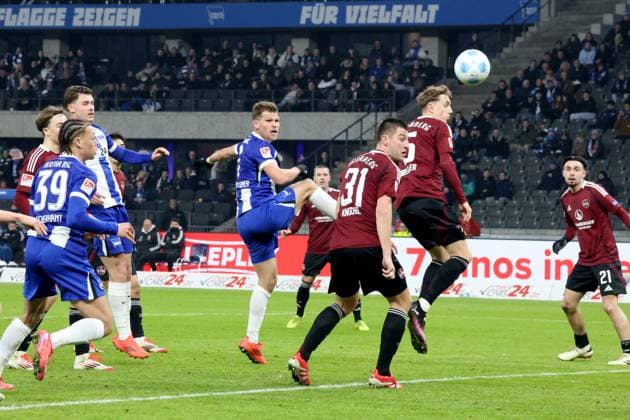 DEU, DFL, 2. FBL, Hertha BSC vs. 1.FC Nuernberg, 21.02.2025, Berliner Olympiastadion, Berlin, DEU, DFL, 2. FBL, Hertha BSC vs. 1.FC Nuernberg, im Bild Florian Niederlechner (Hertha BSC Berlin 7), Knoche, Robin (1.FC Nuernberg 31), Drexler, Tim (1.FC Nuernberg 5) DFL - regulations prohibit any use of Photographs as image sequences and or quasi-video Foto: Juergen Engler nordphoto GmbH