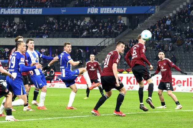 DEU, DFL, 2. FBL, Hertha BSC vs. 1.FC Nuernberg, 21.02.2025, Berliner Olympiastadion, Berlin, DEU, DFL, 2. FBL, Hertha BSC vs. 1.FC Nuernberg, im Bild Florian Niederlechner (Hertha BSC Berlin 7), Knoche, Robin (1.FC Nuernberg 31), Drexler, Tim (1.FC Nuernberg 5) DFL - regulations prohibit any use of Photographs as image sequences and or quasi-video Foto: Juergen Engler nordphoto GmbH