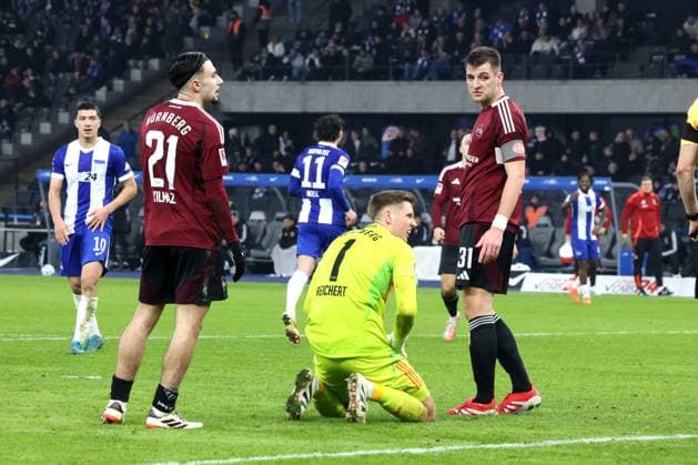 DEU, DFL, 2. FBL, Hertha BSC vs. 1.FC Nuernberg, 21.02.2025, Berliner Olympiastadion, Berlin, DEU, DFL, 2. FBL, Hertha BSC vs. 1.FC Nuernberg, im Bild Reichert, Jan (1.FC Nuernberg 1), Knoche, Robin (1.FC Nuernberg 31), Yilmaz, Berkay (1.FC Nuernberg 21) DFL - regulations prohibit any use of Photographs as image sequences and or quasi-video Foto: Juergen Engler nordphoto GmbH