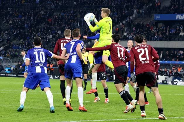 DEU, DFL, 2. FBL, Hertha BSC vs. 1.FC Nuernberg, 21.02.2025, Berliner Olympiastadion, Berlin, DEU, DFL, 2. FBL, Hertha BSC vs. 1.FC Nuernberg, im Bild Reichert, Jan (1.FC Nuernberg 1) DFL - regulations prohibit any use of Photographs as image sequences and or quasi-video Foto: Juergen Engler nordphoto GmbH