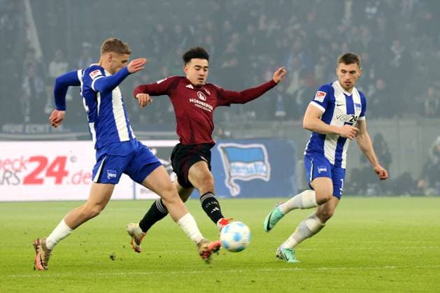 DEU, DFL, 2. FBL, Hertha BSC vs. 1.FC Nuernberg, 21.02.2025, Berliner Olympiastadion, Berlin, DEU, DFL, 2. FBL, Hertha BSC vs. 1.FC Nuernberg, im Bild Marton Dardai (Hertha BSC Berlin 31), Jonjoe Kenny (Hertha BSC Berlin 16), Castrop, Jens (1.FC Nuernberg 17) DFL - regulations prohibit any use of Photographs as image sequences and or quasi-video Foto: Juergen Engler nordphoto GmbH